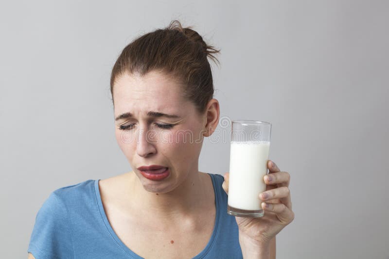 la fille 20s se sentant malade à devoir boire du lait ou du lait du soja image stock la fille 20s se sentant malade à devoir boire du lait ou du lait du soja image stock