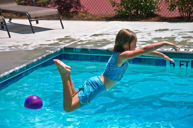 Fille sautant dans une piscine photos libres de droits