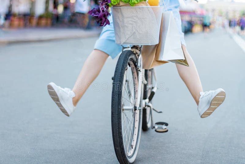 La fille se débarrasse autour de la ville sur le vélo blanc photos stock La fille se débarrasse autour de la ville sur le vélo blanc photos stock