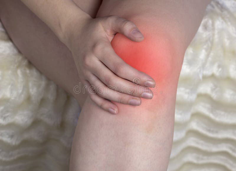 La fille se tient dessus sur le genou, le genou rouge, arthrose du genou, arthrose en gros plan image libre de droits La fille se tient dessus sur le genou, le genou rouge, arthrose du genou, arthrose en gros plan image libre de droits