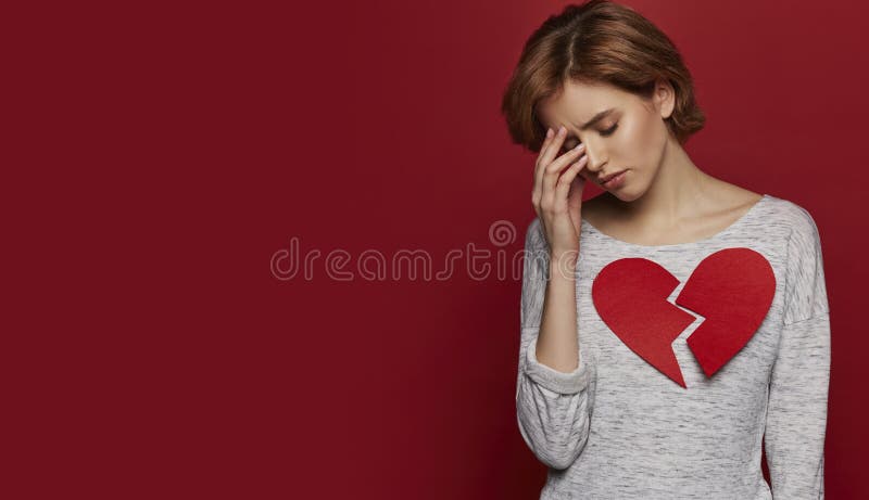 La Fille Simple Triste Avec Le Grand Coeur Brise A Eu Vers Le Bas Saint Valentin Et Concept D Amour L Espace Pour Le Texte Image Stock Image Du Rapport Attrayant La Fille Simple Triste Avec Le Grand Coeur Brise A Eu Vers Le Bas Saint Valentin Et Concept D Amour L Espace Pour Le Texte Image Stock Image Du Rapport Attrayant