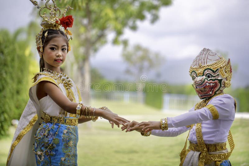 La fille thaïlandaise s'est habillée dans la robe de khon photo stock La fille thaïlandaise s'est habillée dans la robe de khon photo stock