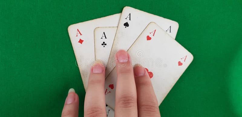 La fille tient des doigts sur quatre cartes de jeu photographie stock La fille tient des doigts sur quatre cartes de jeu photographie stock