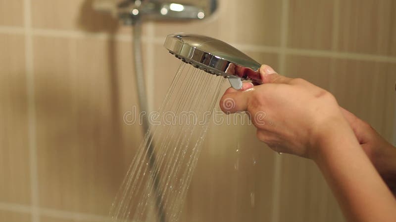 Jeune Femme Tenant Un Pommeau De Douche Dans La Salle De Bain