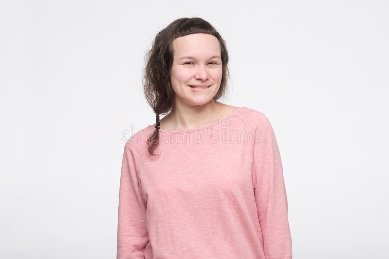 La fille a une grande idée de comment gagner de l'argent Charmant Européen, souriante curieusement, pensant images stock La fille a une grande idée de comment gagner de l'argent Charmant Européen, souriante curieusement, pensant images stock