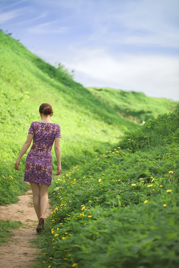 La fille va sur un sentier piéton photographie stock