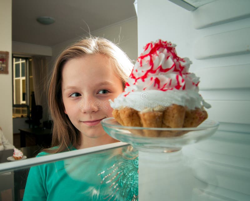 La fille voit le gâteau doux image stock La fille voit le gâteau doux image stock