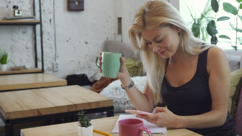 La fille écrit un message dans le téléphone