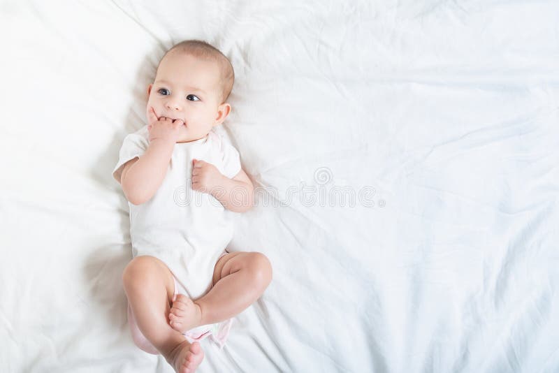 La Fin De Dentition De Bebe Vers Le Haut Du Portrait De Peu De Bebe Dans Le Blanc Se Trouvant Sur Un Lit Blanc Image Stock Image Du Degagement Nourrisson La Fin De Dentition De Bebe Vers Le Haut Du Portrait De Peu De Bebe Dans Le Blanc Se Trouvant Sur Un Lit Blanc Image Stock Image Du Degagement Nourrisson