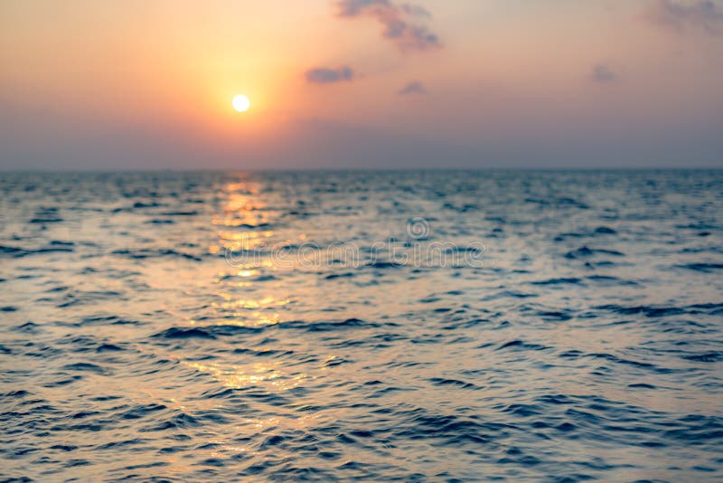 La fin de vague de mer, vue d'angle faible, coucher du soleil de lever de soleil a tiré Mer calme image libre de droits La fin de vague de mer, vue d'angle faible, coucher du soleil de lever de soleil a tiré Mer calme image libre de droits