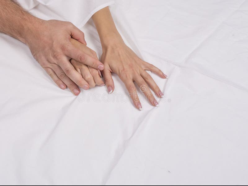 Couplez Les Mains Tirant Les Feuilles Blanches Dans L'extase, Orgasme  Concept De Passion Oorgasm Moments érotiques Concept Intime Image stock -  Image du femelle, blanc: 120937177