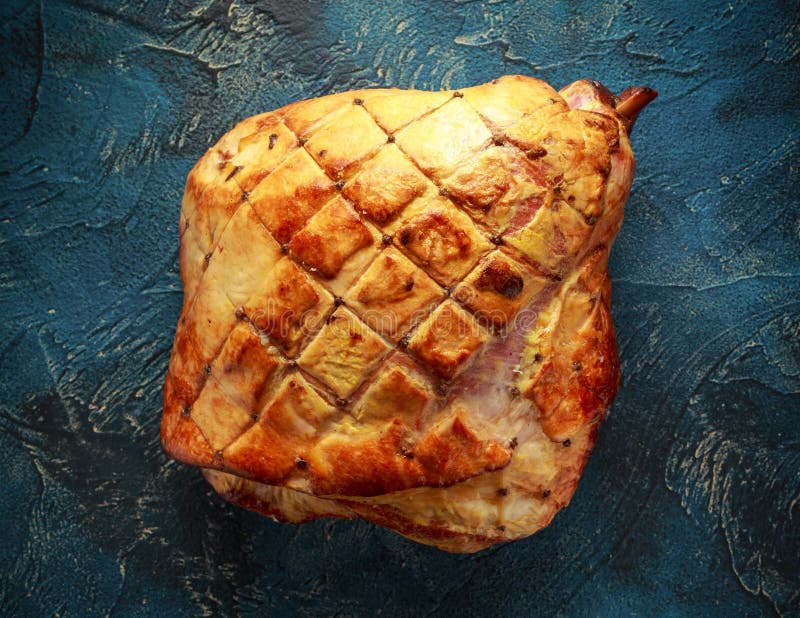 La fin a rôti le jambon entier sur le fond de rustick photographie stock libre de droits La fin a rôti le jambon entier sur le fond de rustick photographie stock libre de droits