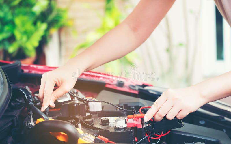 La fin vers le haut de l'outil et les femmes remettent de la réparation de voiture de mécanicien pendant les inves image stock La fin vers le haut de l'outil et les femmes remettent de la réparation de voiture de mécanicien pendant les inves image stock