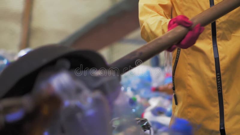La fin vers le haut de la longueur d'une personne dans des écopes de guêpe et de gants a utilisé des bouteilles avec une grande pe clips vidéos