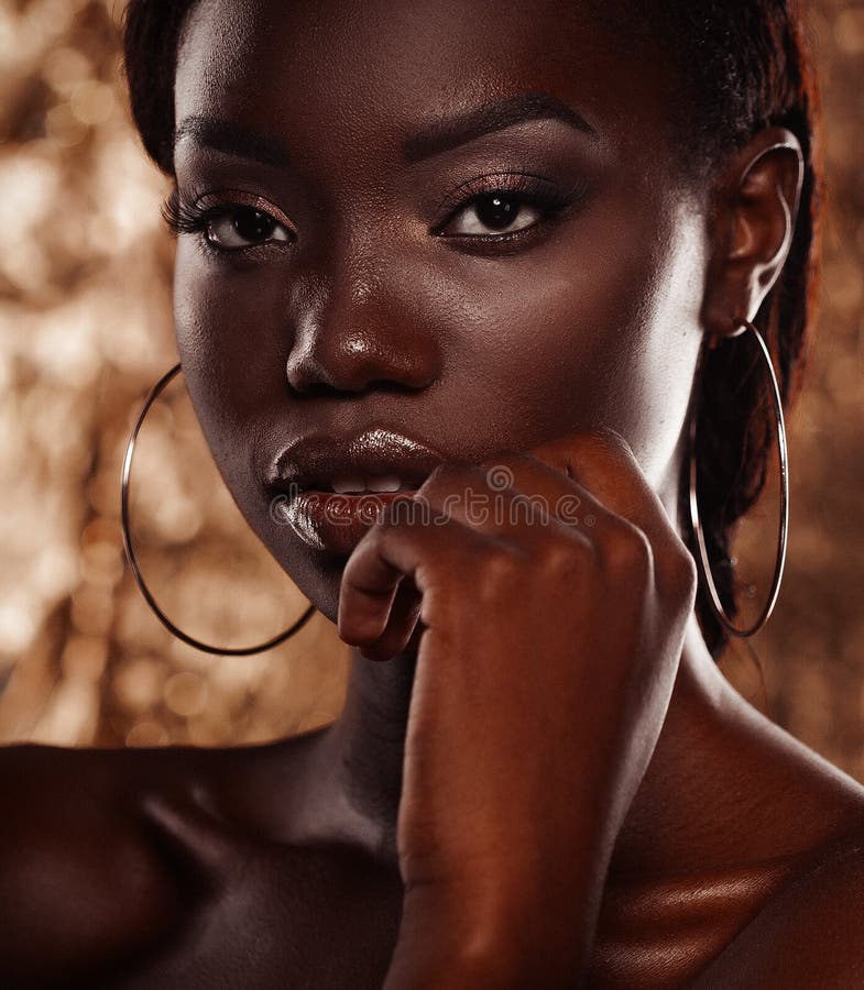 La fin vers le haut du portrait de la belle femme africaine avec de l'or créatif composent images libres de droits