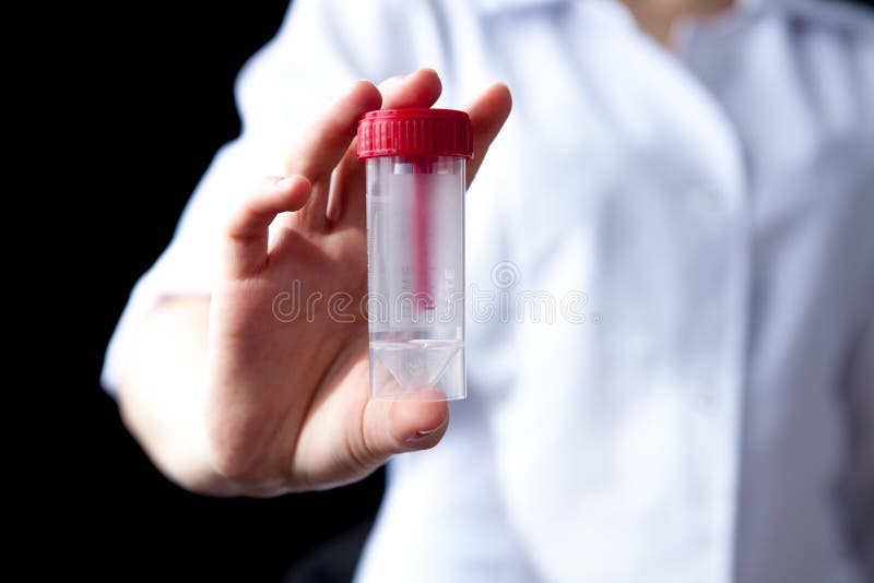 La fine della donna passa la tenuta della bottiglia sterile del contenitore di campione per l'analisi medica Sanità e concetto me fotografia stock La fine della donna passa la tenuta della bottiglia sterile del contenitore di campione per l'analisi medica Sanità e concetto me fotografia stock