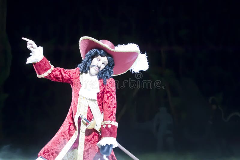 La fine di Capitan Uncino su. GREEN BAY, WI - 10 MARZO: Capitano Hook su si chiude in cappotto rosso, cappello ed i pattini a Disney sul tesoro trovato di tesoro del ghiaccio mostrano al centro di Resch il 10 marzo 2012 in Green Bay, Wisconsin.