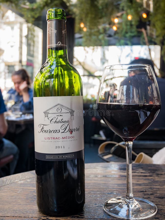 La fine su ha sparato di una bottiglia e di un vetro di vino rosso fotografia stock libera da diritti La fine su ha sparato di una bottiglia e di un vetro di vino rosso fotografia stock libera da diritti