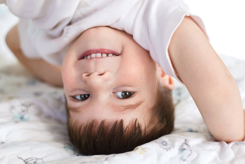 La fine sul colpo del ragazzino sorridente bello sta sulla testa, essendo felice, si diverte dopo che buon dorme, ha sorriso piac fotografie stock libere da diritti La fine sul colpo del ragazzino sorridente bello sta sulla testa, essendo felice, si diverte dopo che buon dorme, ha sorriso piac fotografie stock libere da diritti