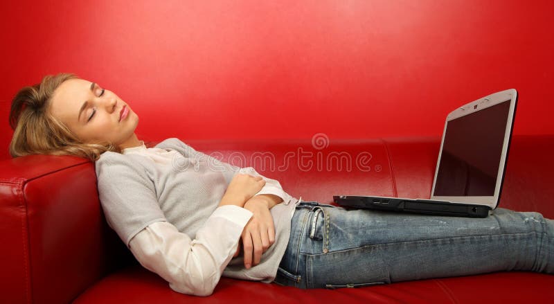 La fine sul ritratto di bella giovane donna di sorriso è sonno fotografia stock La fine sul ritratto di bella giovane donna di sorriso è sonno fotografia stock