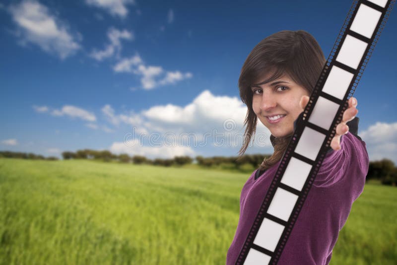 la fixation de fille de film à l'extérieur éliminent des jeunes image libre de droits la fixation de fille de film à l'extérieur éliminent des jeunes image libre de droits