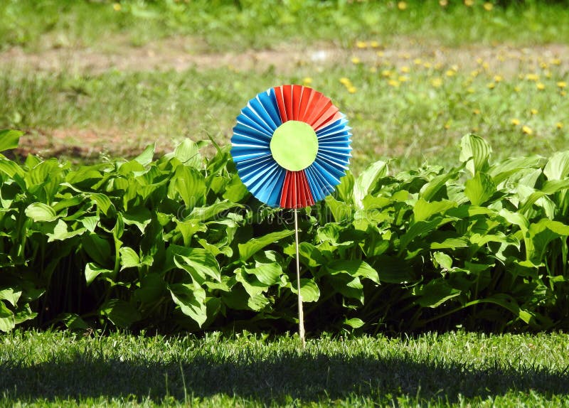 La fleur colorée faite à partir du papier chez les enfants font du jardinage, la Lithuanie photos libres de droits La fleur colorée faite à partir du papier chez les enfants font du jardinage, la Lithuanie photos libres de droits