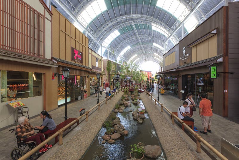 La folla della gente che compera al Paseo parcheggia il centro commerciale fotografie stock libere da diritti La folla della gente che compera al Paseo parcheggia il centro commerciale fotografie stock libere da diritti