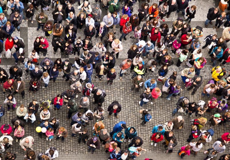 La folla della gente sul quadrato nel centro di Praque Peopl fotografia stock libera da diritti La folla della gente sul quadrato nel centro di Praque Peopl fotografia stock libera da diritti