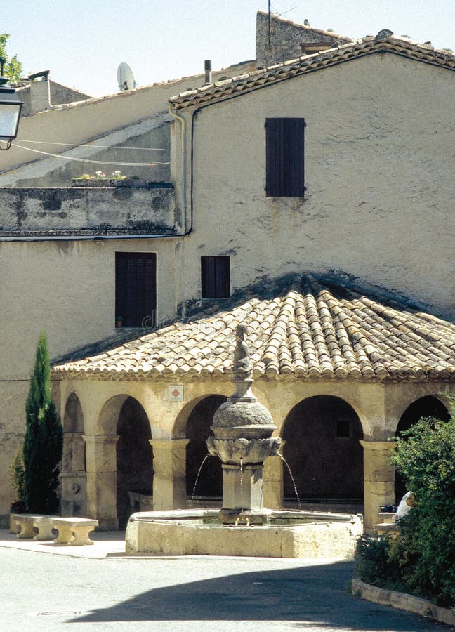 La fontaine et la lavage-maison du sur Ouvèze de Mollans dans DrÃ'me Provençale, France photo stock La fontaine et la lavage-maison du sur Ouvèze de Mollans dans DrÃ'me Provençale, France photo stock