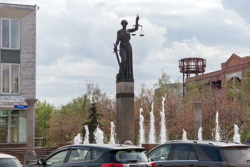 La fontaine et la statue de Themis - la déesse de la justice près du tribunal du territoire de Krasnoïarsk, sur Prospekt Mira photos libres de droits La fontaine et la statue de Themis - la déesse de la justice près du tribunal du territoire de Krasnoïarsk, sur Prospekt Mira photos libres de droits