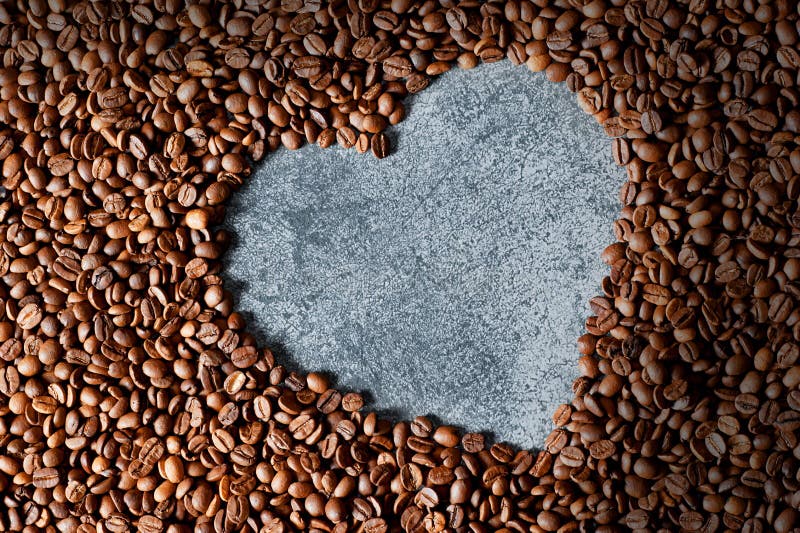 La forma del corazón hizo de fondo asado marrón y negro de los granos o de los granos de café imágenes de archivo libres de regalías La forma del corazón hizo de fondo asado marrón y negro de los granos o de los granos de café imágenes de archivo libres de regalías