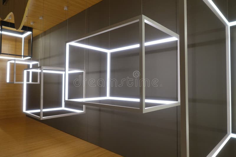 La Forma Del Cubo Llevó Ventana De La Tienda De La Iluminación Del Techo Foto archivo - Imagen de alemania, vela: