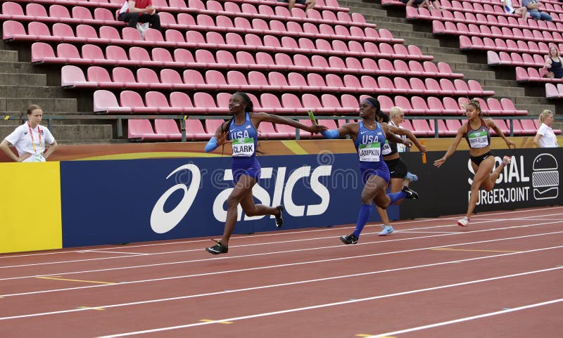 La forma los E.E.U.U. de TAMARA CLARK y de DAIJA LAMPKIN en los metros 4X100 retransmite el campeonato del mundo U20 de IAAF en T