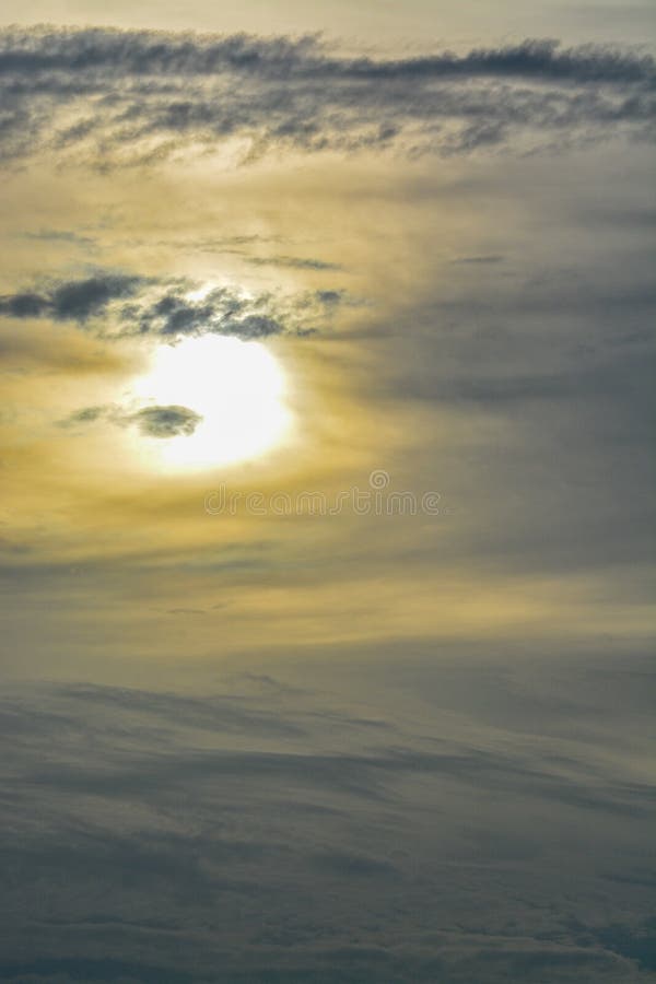 La formación y la textura abstractas de las nubes sobre y alrededor del sol Sobre el Golfo de México en la Florida imagen de archivo libre de regalías La formación y la textura abstractas de las nubes sobre y alrededor del sol Sobre el Golfo de México en la Florida imagen de archivo libre de regalías