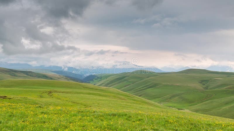 La formazione di si rannuvola i prati alpini, nuvole di tempesta