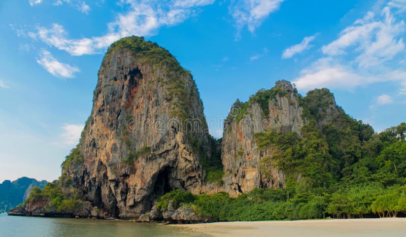 La formazione rocciosa del calcare di Ton Sai Beach e di Railay si eleva in una baia in Krabi, Tailandia immagini stock La formazione rocciosa del calcare di Ton Sai Beach e di Railay si eleva in una baia in Krabi, Tailandia immagini stock