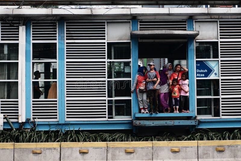 La forte densité des usagers de Jakarta Trans qui attendent le bus à l'arrêt Jalan Jenderal Sudirman image libre de droits La forte densité des usagers de Jakarta Trans qui attendent le bus à l'arrêt Jalan Jenderal Sudirman image libre de droits