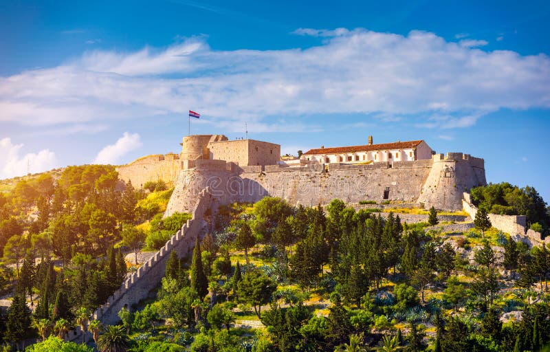 La forteresse de Fortica (fort espagnol ou Spanjola Fortres) sur l'île de Hvar en Croatie Forteresse antique sur l'île de Hvar au photographie stock La forteresse de Fortica (fort espagnol ou Spanjola Fortres) sur l'île de Hvar en Croatie Forteresse antique sur l'île de Hvar au photographie stock