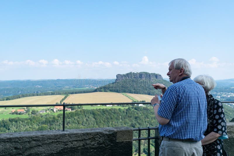 La fortezza di konigstein castello d'europa la germania i bastoncini guardano immagine stock