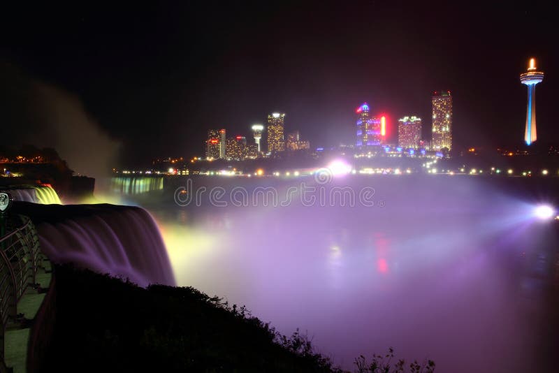 La foschia d'ardore notturna di Niagara immagini stock La foschia d'ardore notturna di Niagara immagini stock