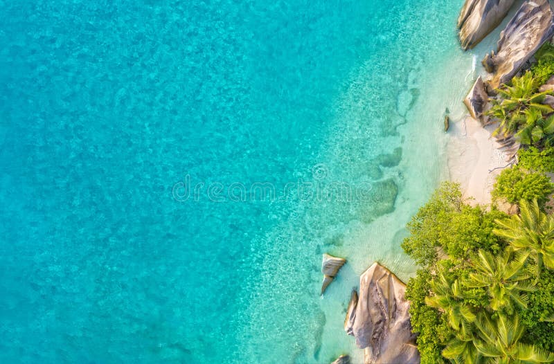 La foto aerea delle Seychelles tropicali tira all'isola di Digue della La