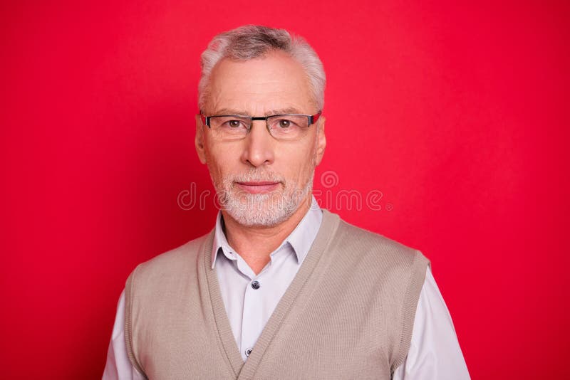 La foto alta vicina lo ha invecchiato schietto lui la sua camicia affidabile di convenzionale-usura di spec. di usura della perso fotografie stock La foto alta vicina lo ha invecchiato schietto lui la sua camicia affidabile di convenzionale-usura di spec. di usura della perso fotografie stock