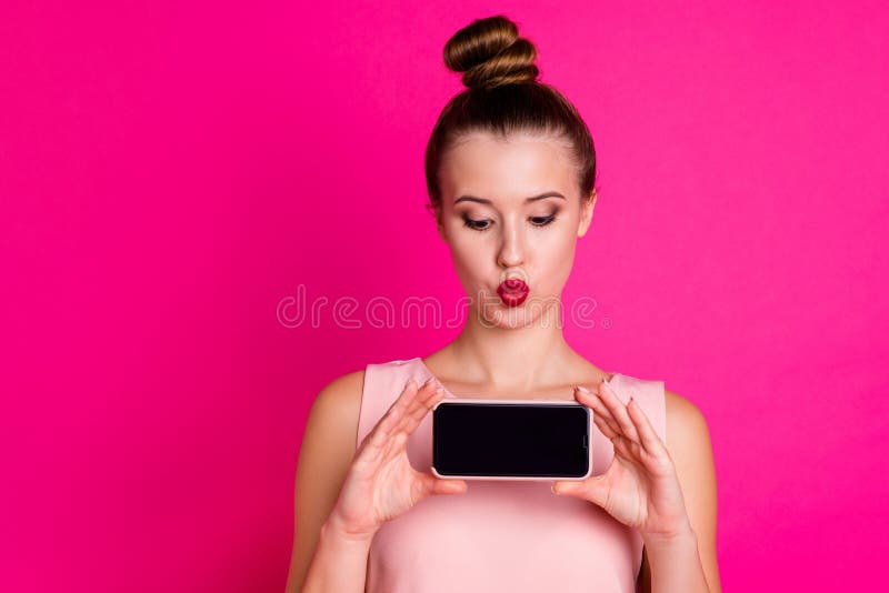 La foto ascendente cercana de la señora encantadora hace las fotos la llamada video que bloguea el vlog vivo sueño del soplo del fotografía de archivo libre de regalías La foto ascendente cercana de la señora encantadora hace las fotos la llamada video que bloguea el vlog vivo sueño del soplo del fotografía de archivo libre de regalías
