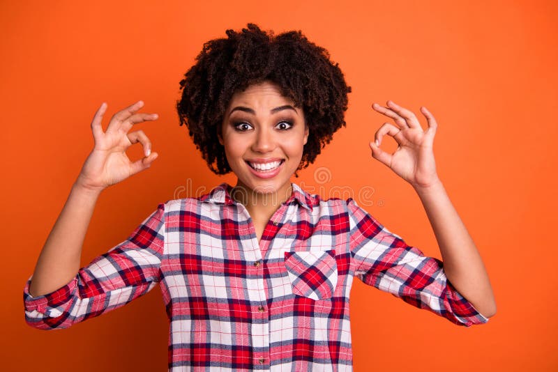 La foto ascendente cercana de la señora linda encantadora tiene decisión de la opción de la promoción del promo que la reacción p imagen de archivo libre de regalías La foto ascendente cercana de la señora linda encantadora tiene decisión de la opción de la promoción del promo que la reacción p imagen de archivo libre de regalías