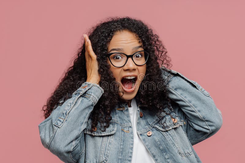 La foto de la mujer afroamericana sorprendida cubre los oídos, grita en alta voz, ignora el sonido ruidoso, guarda la boca abrió, foto de archivo La foto de la mujer afroamericana sorprendida cubre los oídos, grita en alta voz, ignora el sonido ruidoso, guarda la boca abrió, foto de archivo