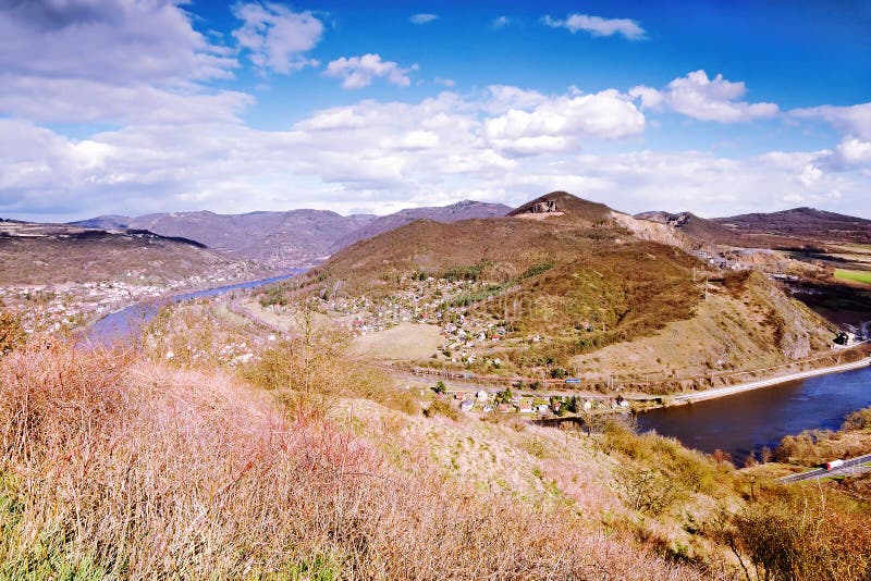 La foto della primavera del canyon di fiume Elba ha nominato Porta Bohemica nella regione di stredohori di Ceske nel paesaggio ce immagini stock La foto della primavera del canyon di fiume Elba ha nominato Porta Bohemica nella regione di stredohori di Ceske nel paesaggio ce immagini stock
