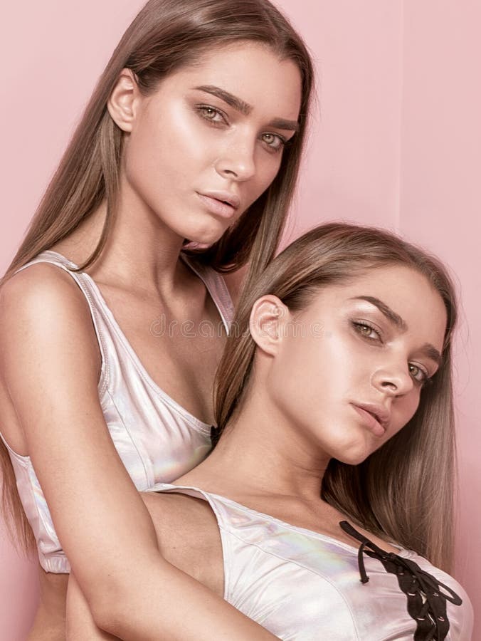 La foto di bellezza del caucasian gemella le sorelle