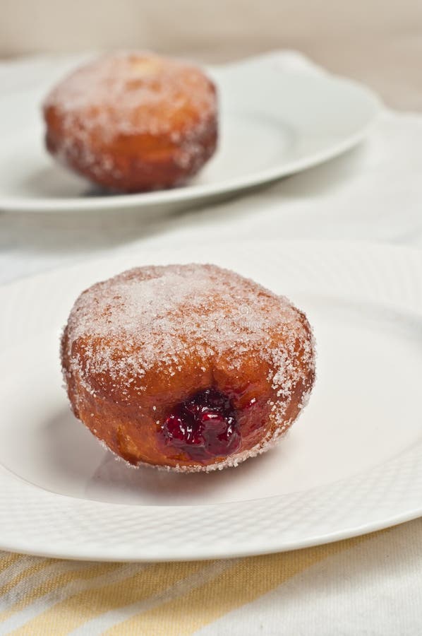 La framboise cuite au four par frehley simple a rempli beignet du plat blanc photos stock La framboise cuite au four par frehley simple a rempli beignet du plat blanc photos stock