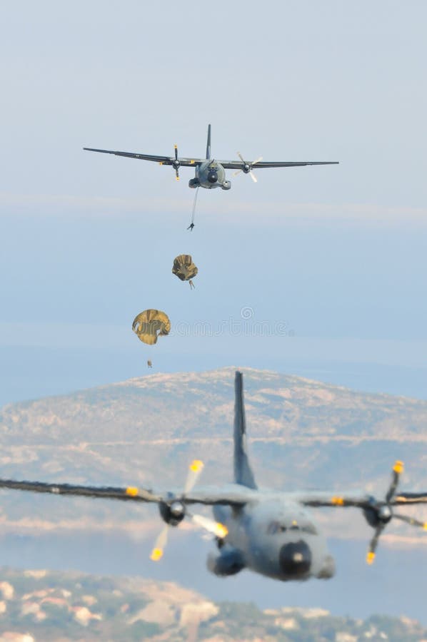 La Francia, Corsica, Calvi, - circa, 2011 Gli aerei del trasporto con i legionaires nel cielo effettuano l'atterraggio di assalto
