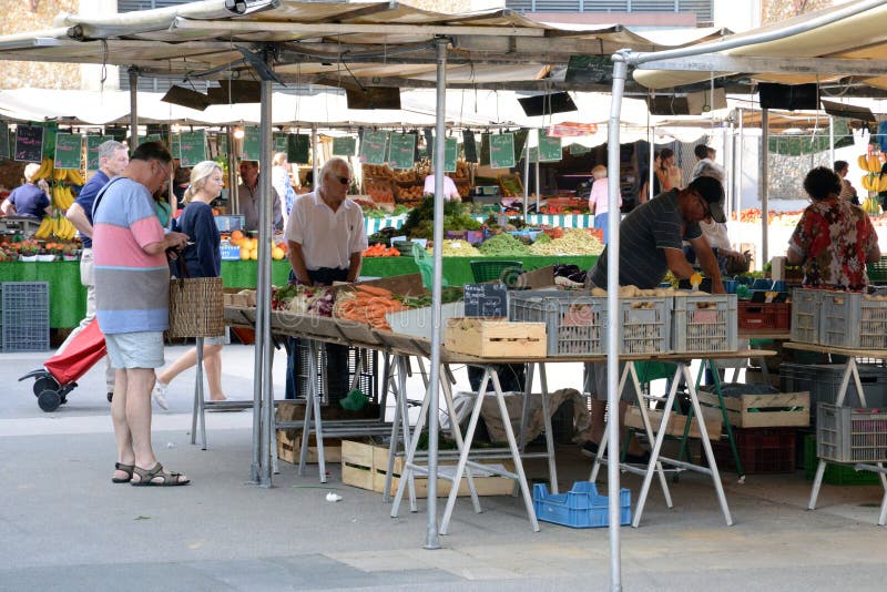 La Francia, il mercato pittoresco di Versailles fotografia stock libera da diritti La Francia, il mercato pittoresco di Versailles fotografia stock libera da diritti